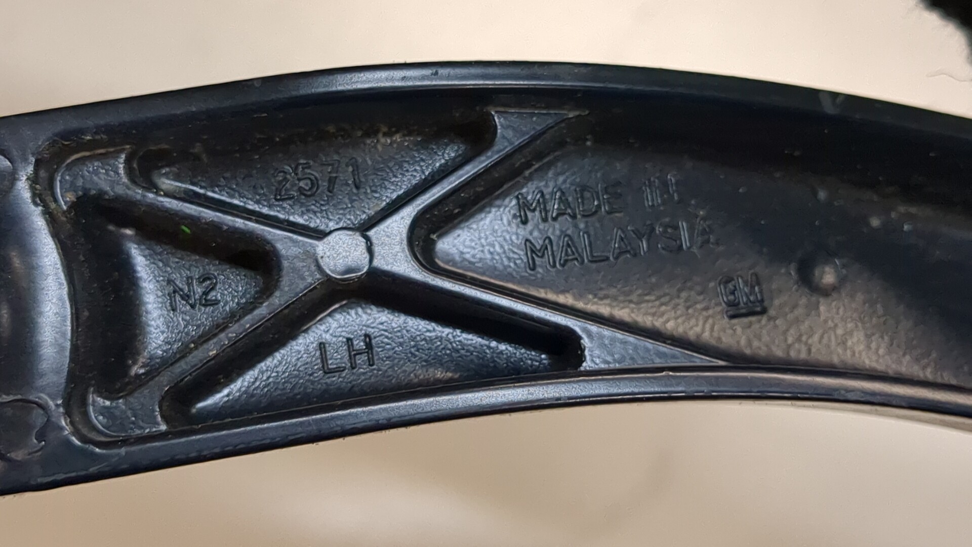 Поводок стеклоочистителя передний левый