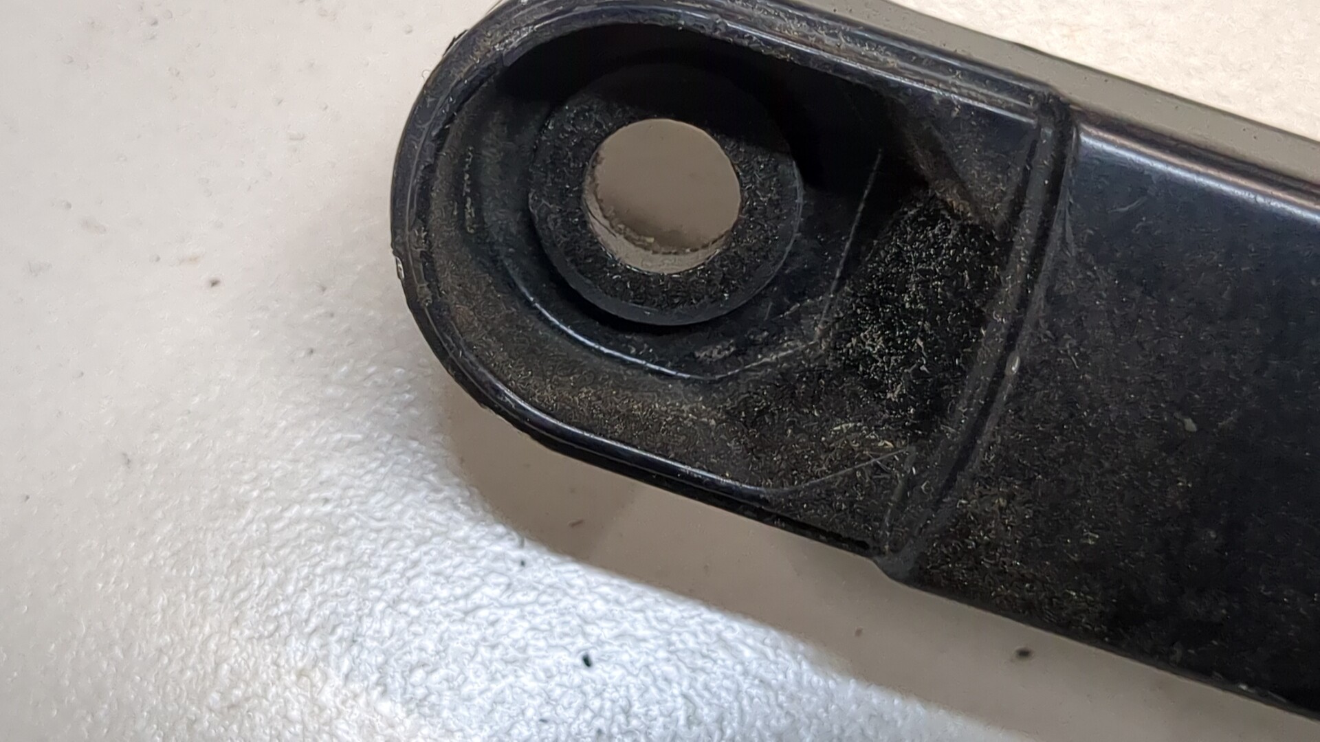 Поводок стеклоочистителя передний левый