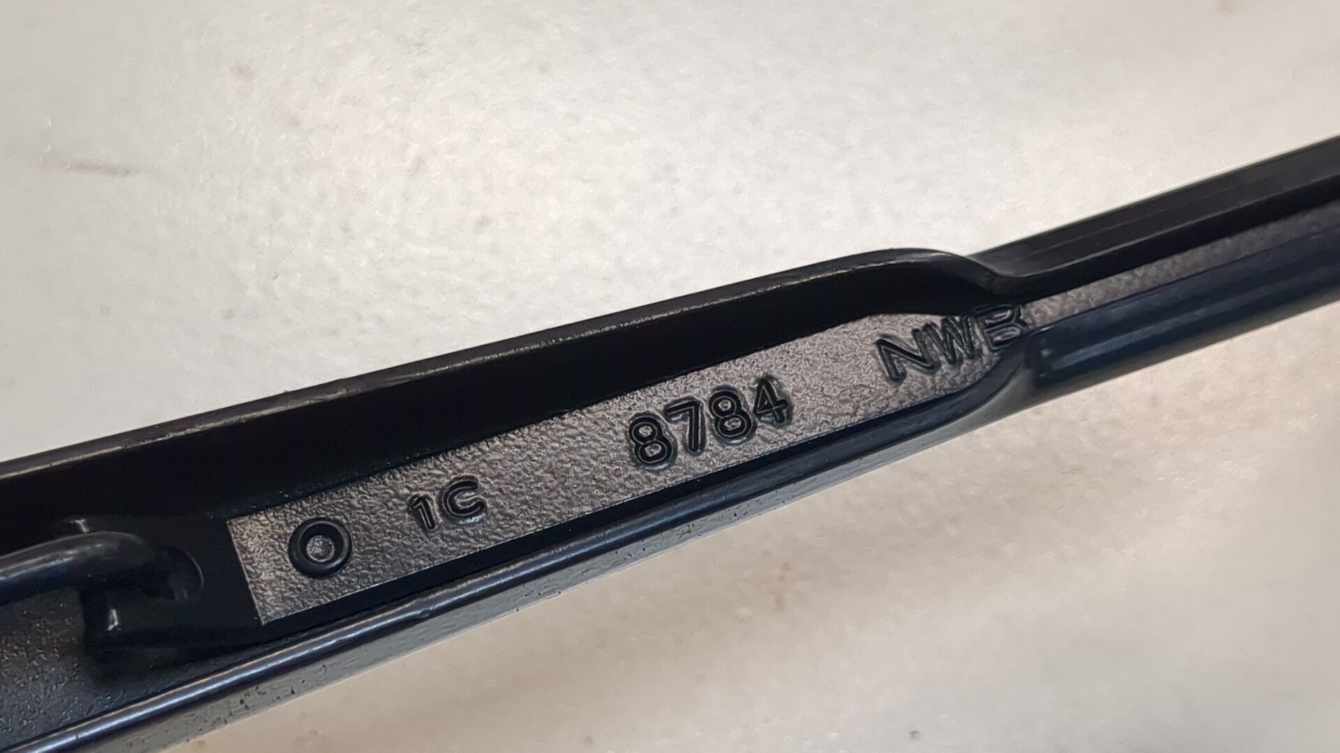 Поводок стеклоочистителя передний левый