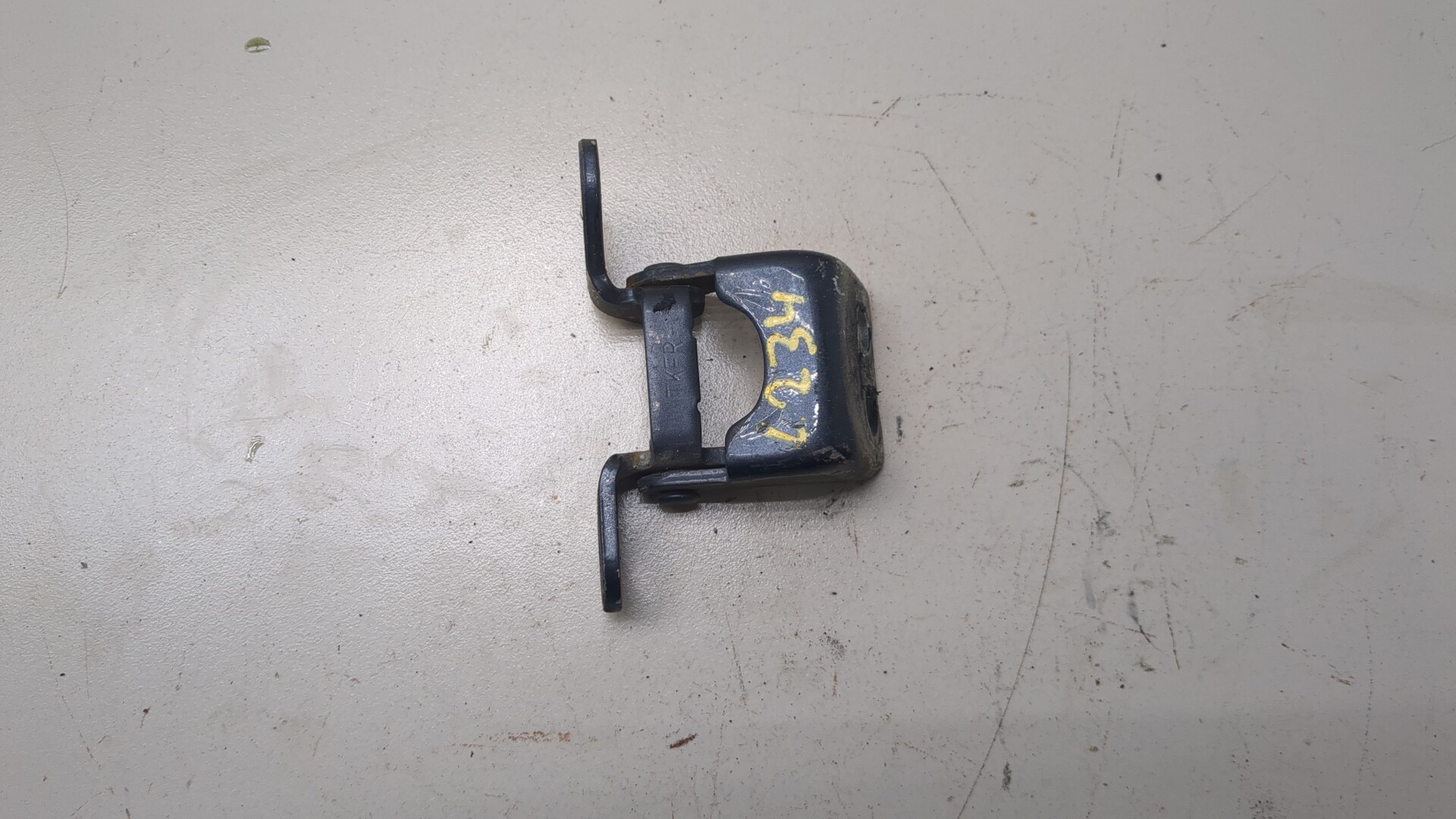 Петля двери