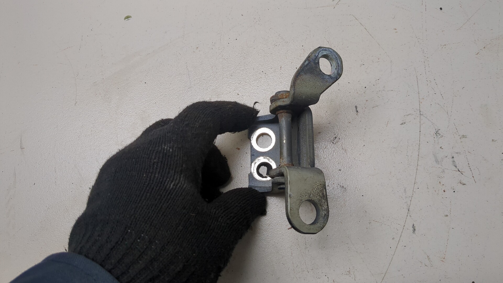 Петля двери