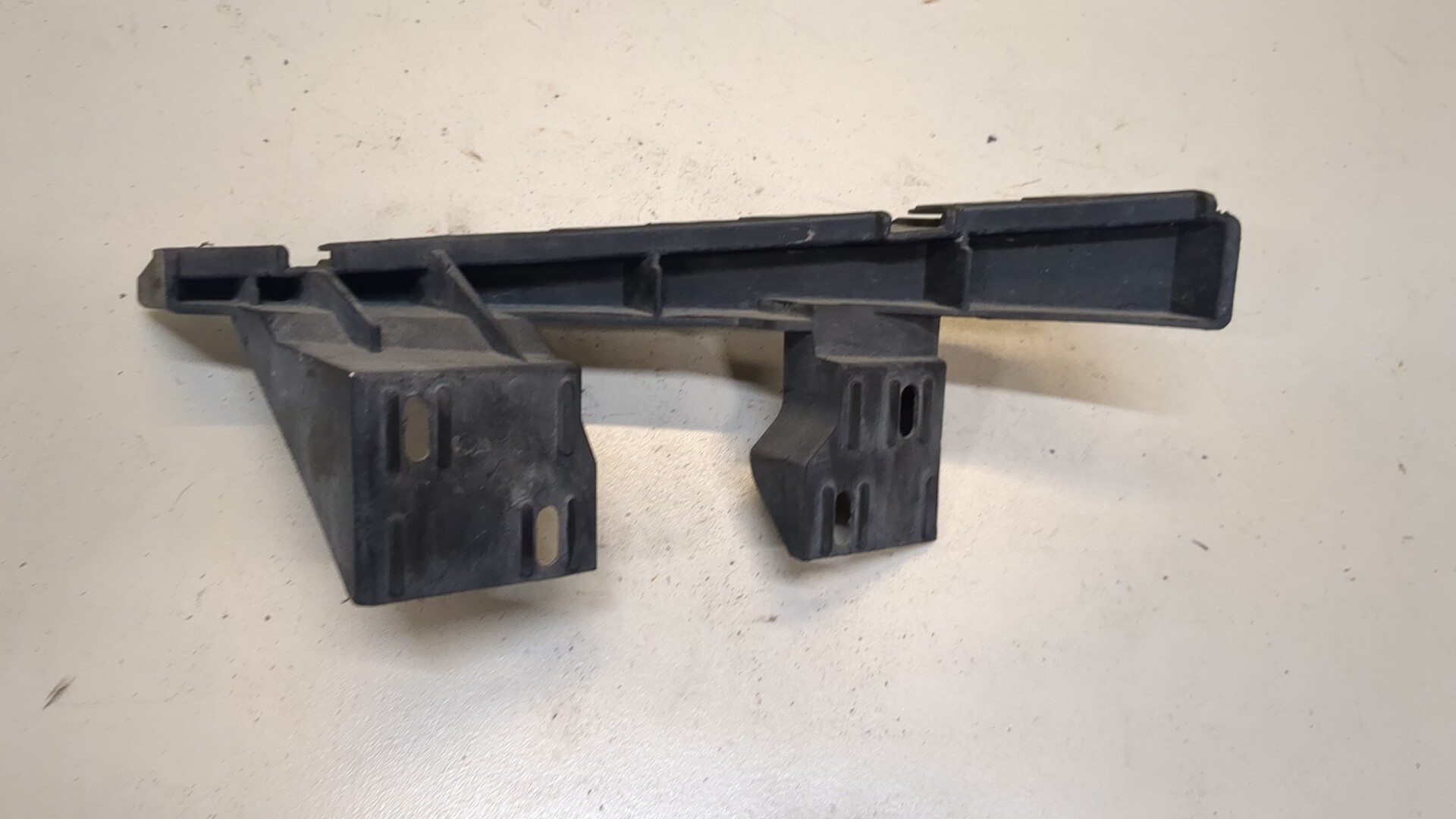 Кронштейн переднего бампера правый