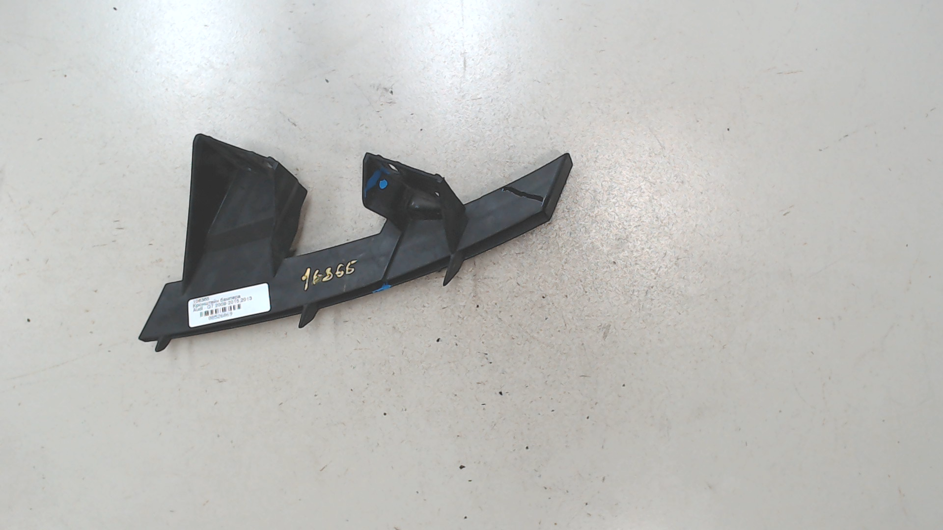 Кронштейн переднего бампера правый