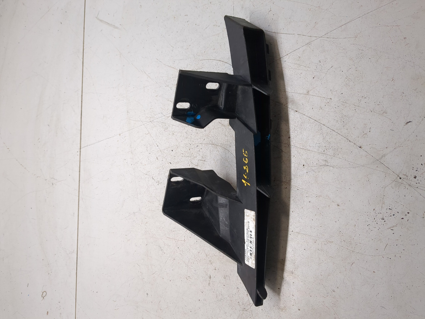 Кронштейн переднего бампера правый