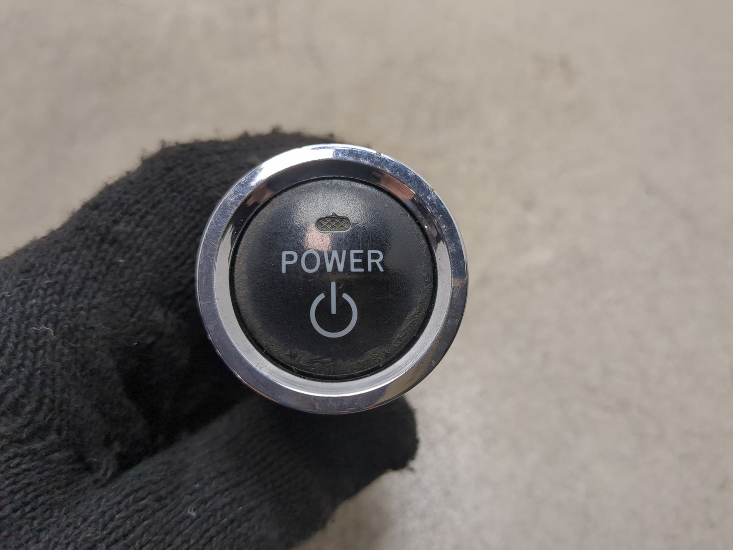 Кнопка запуска двигателя