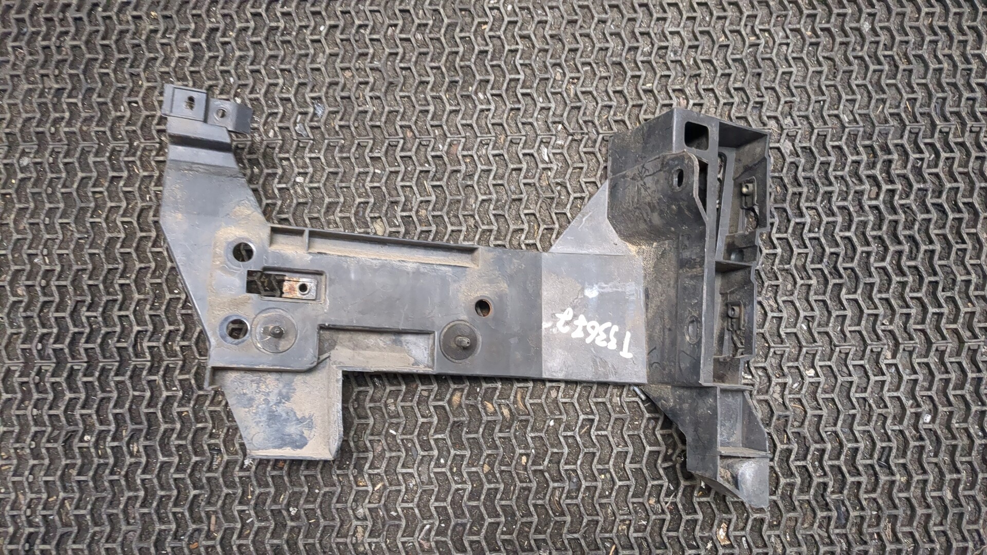 Кронштейн заднего бампера правый