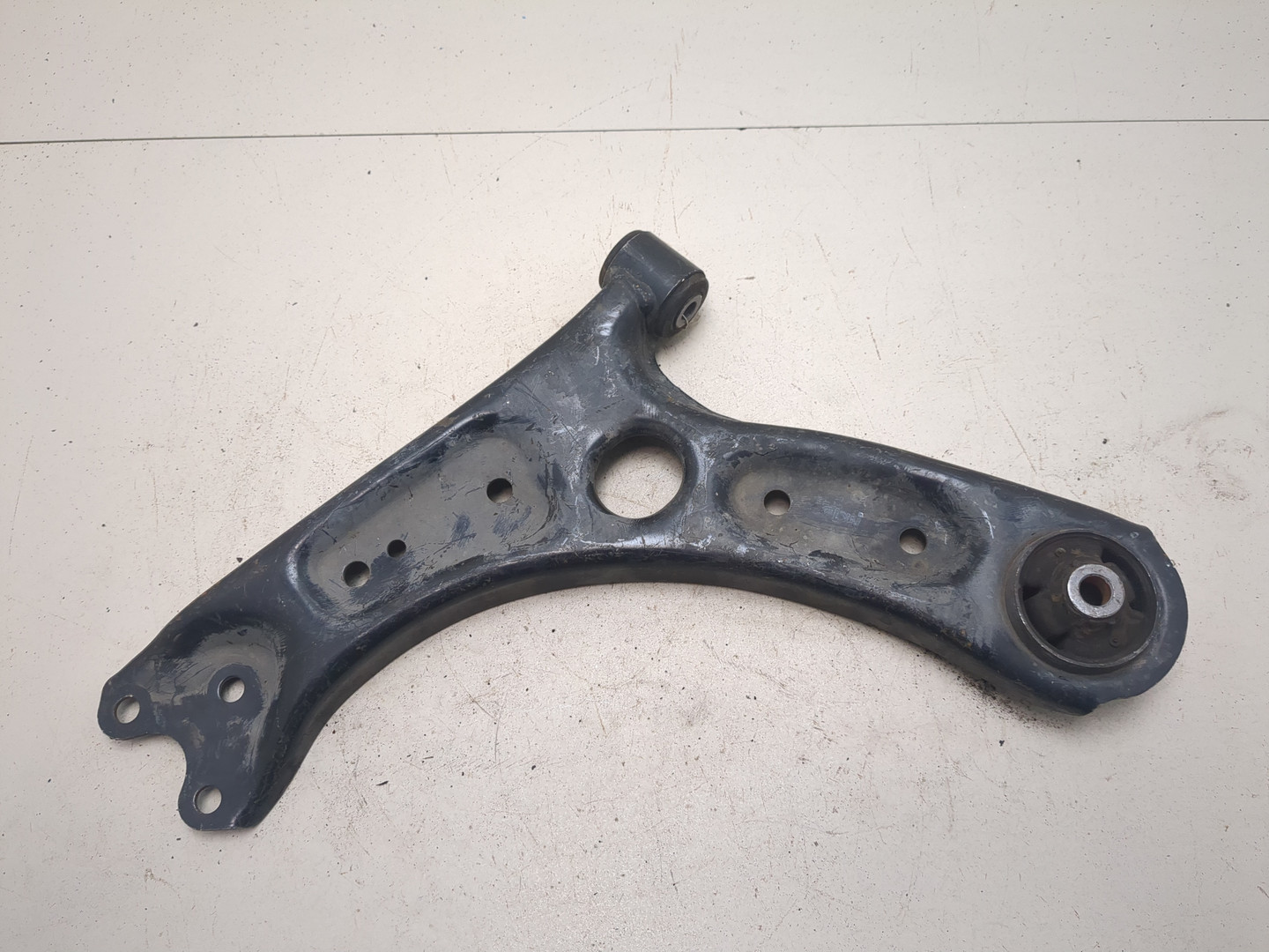 Рычаг передний левый