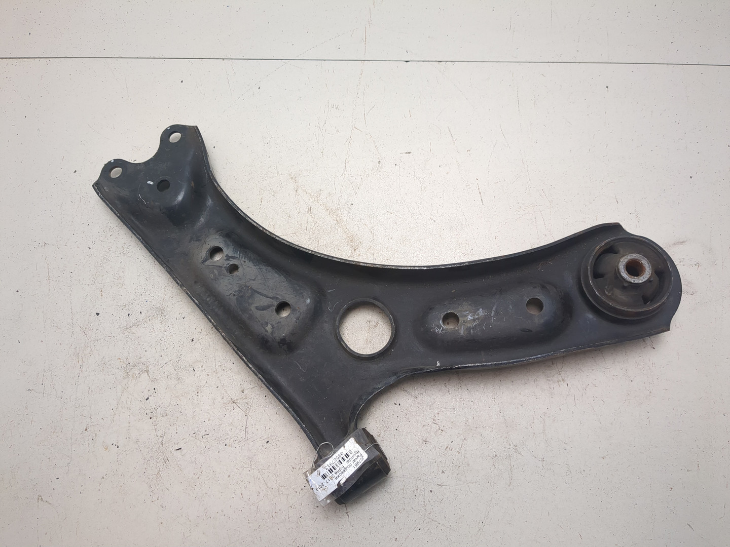 Рычаг передний левый