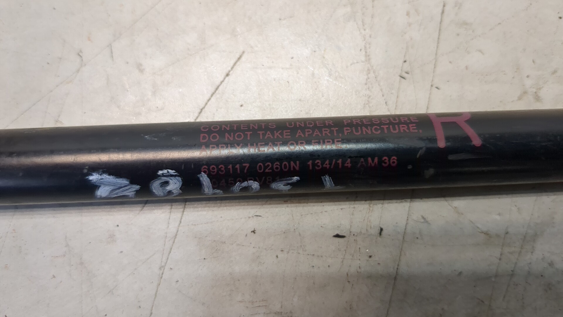 Амортизатор крышки багажника