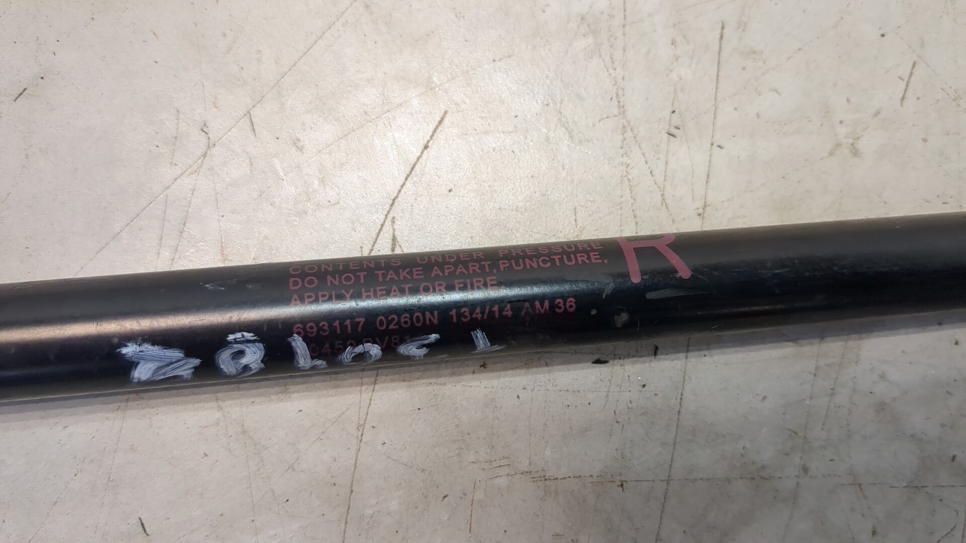 Амортизатор крышки багажника