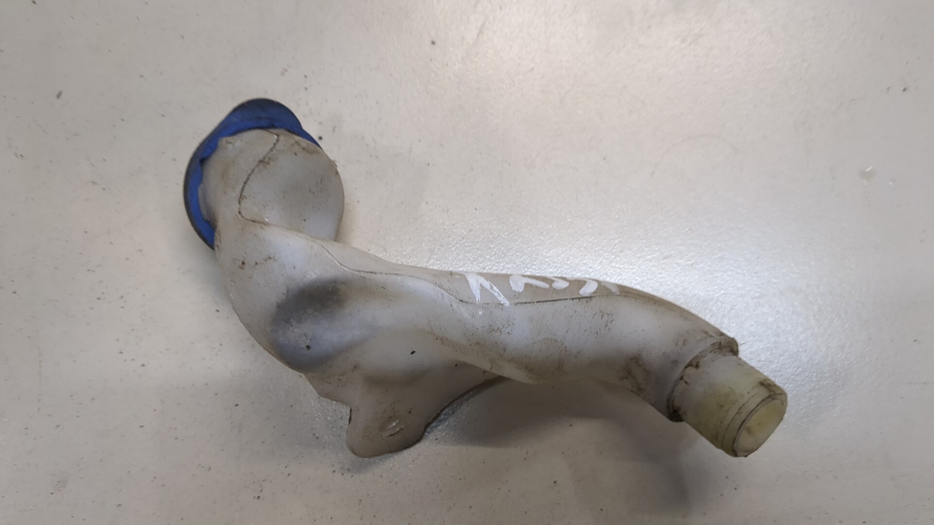 Горловина бачка омывателя