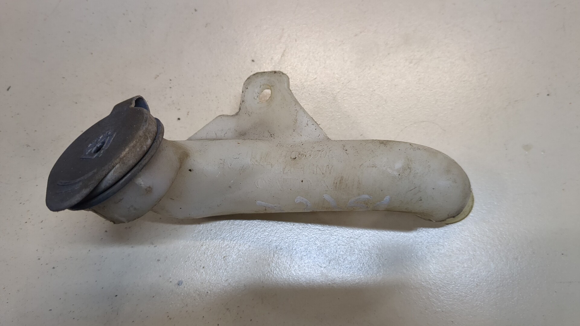 Горловина бачка омывателя