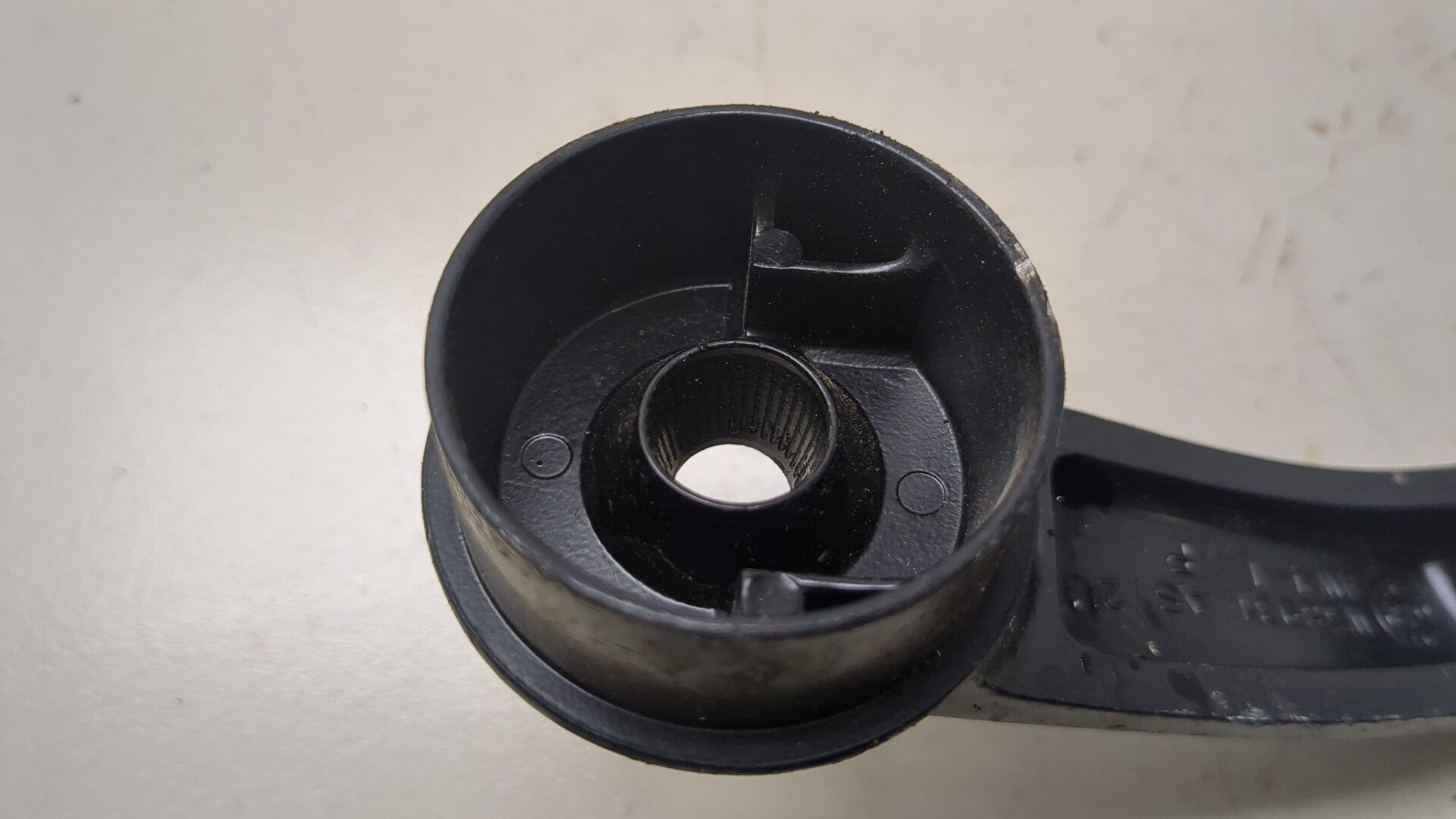 Поводок стеклоочистителя переднего