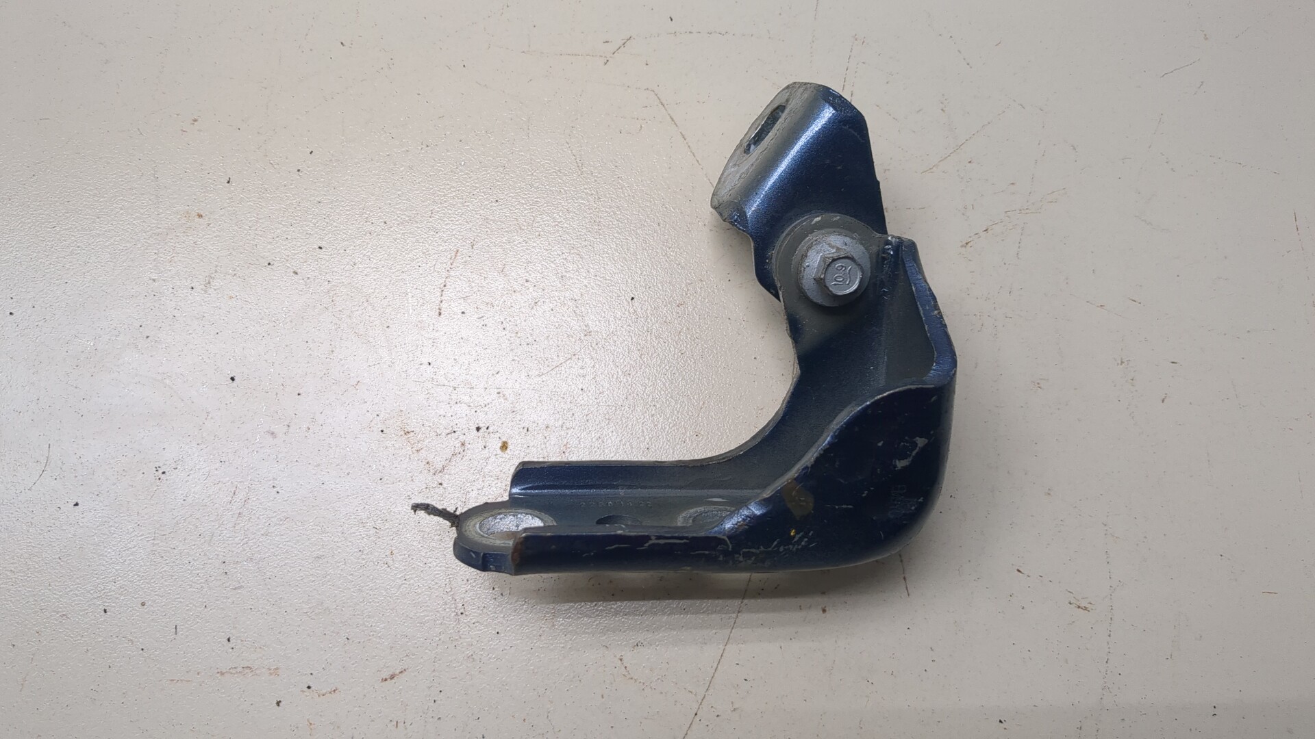 Петля двери