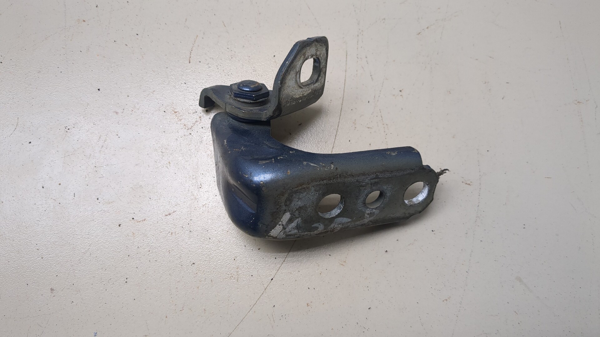 Петля двери