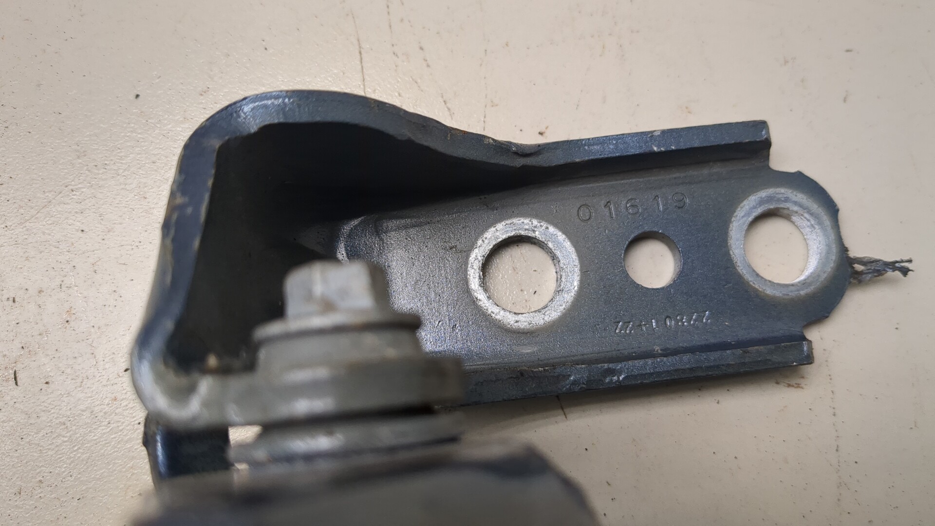 Петля двери