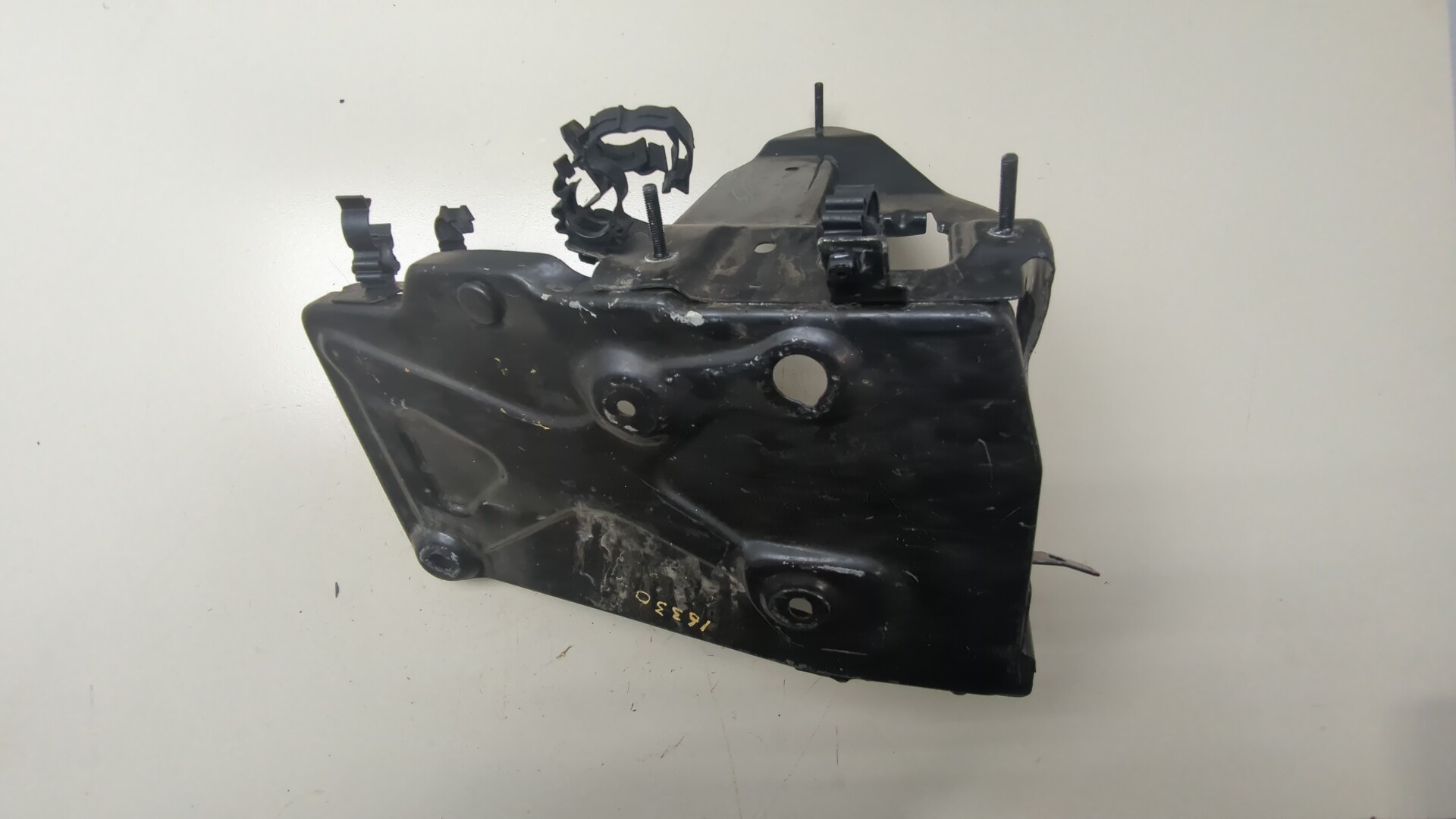 Площадка под аккумулятор (АКБ)