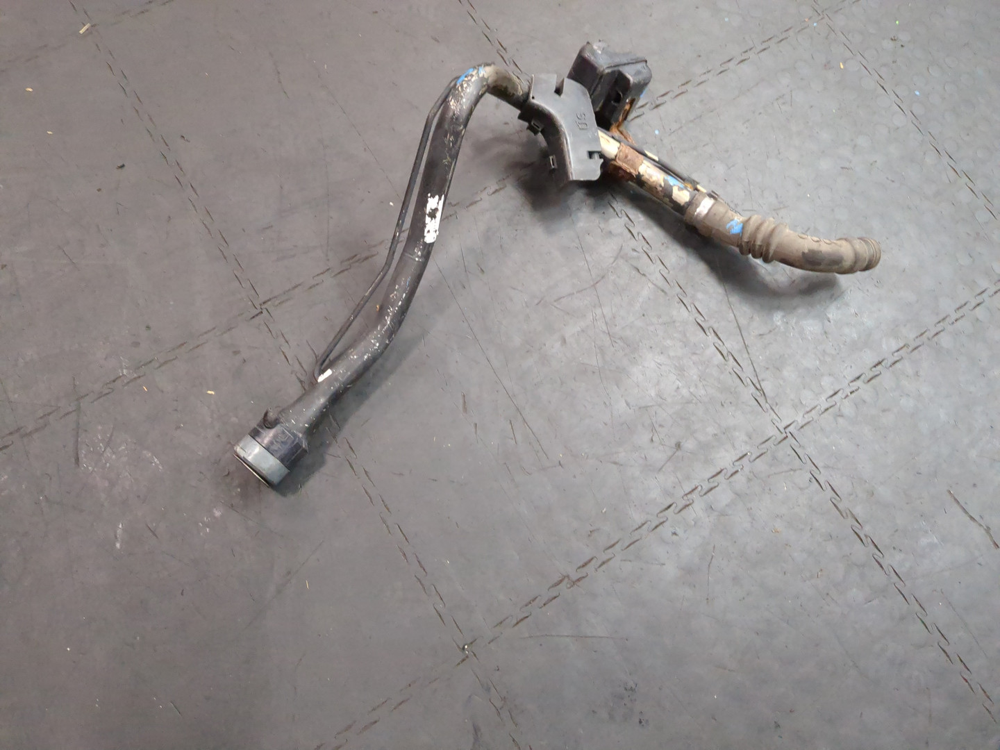 Горловина топливного бака