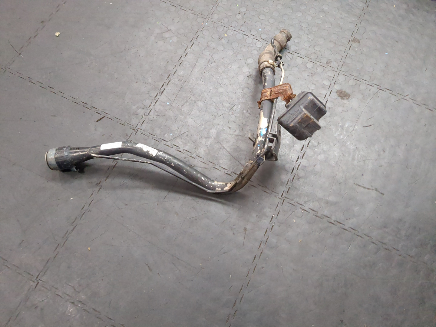 Горловина топливного бака