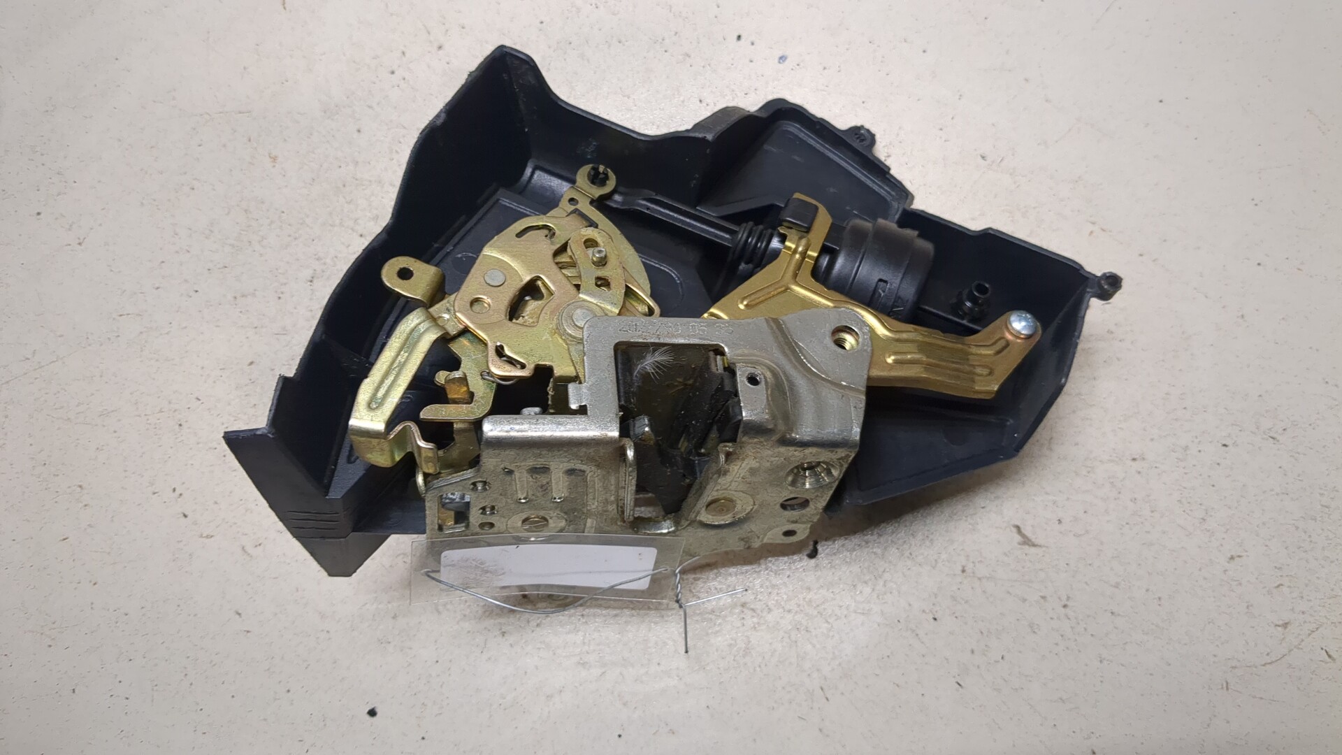 Замок двери задней левой