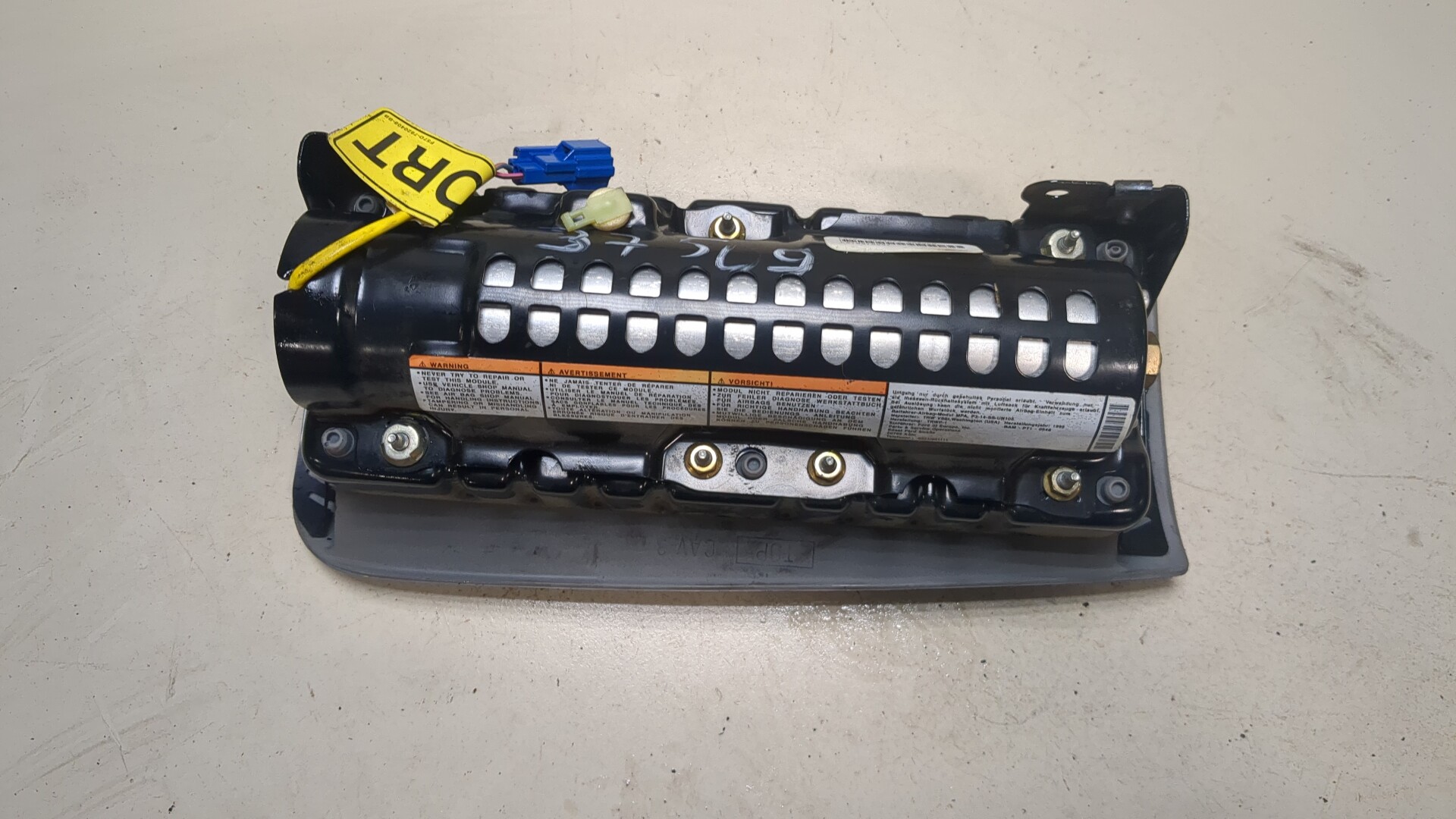 Подушка безопасности пассажирская (в торпедо)