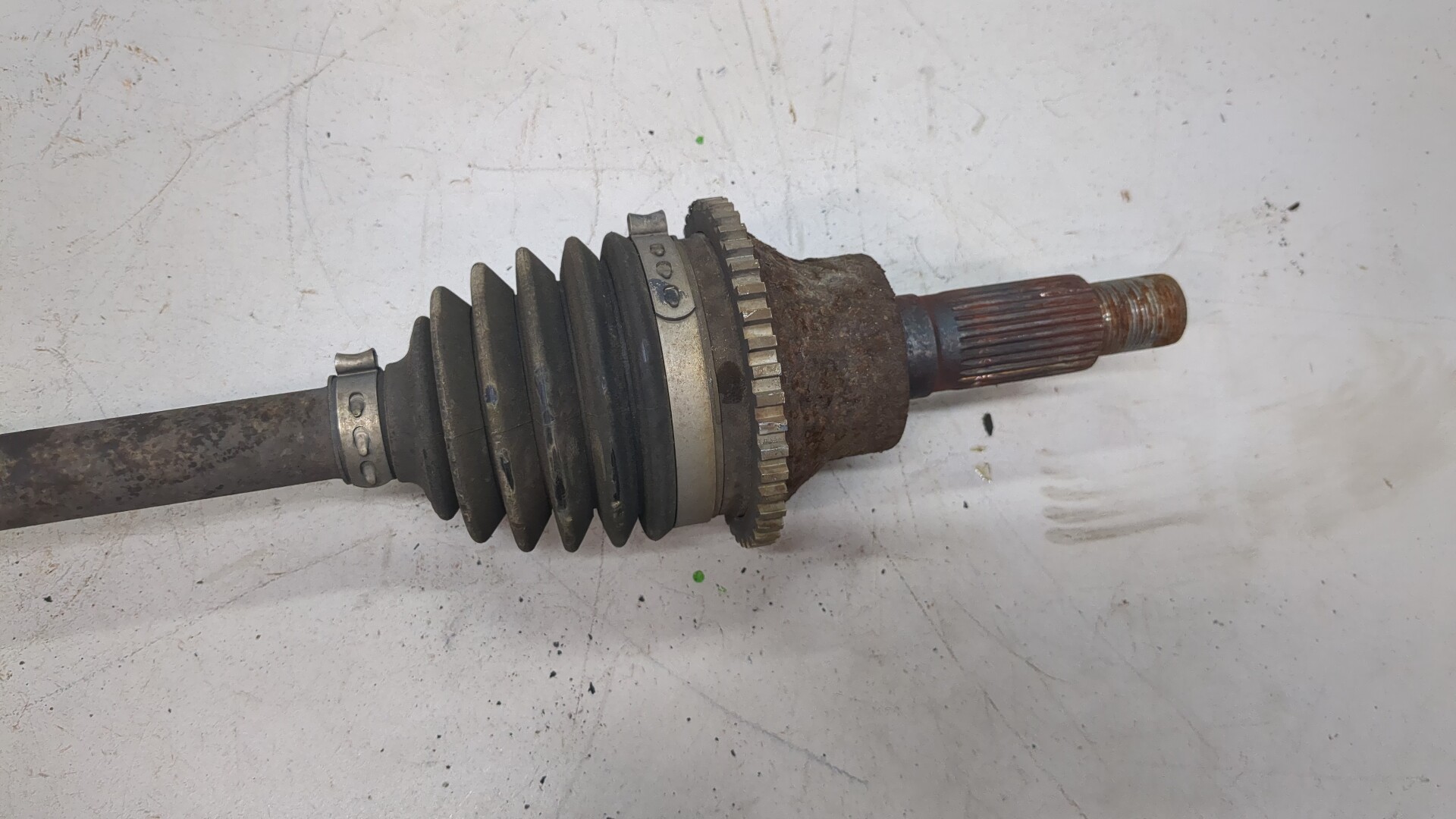 Полуось задняя левая