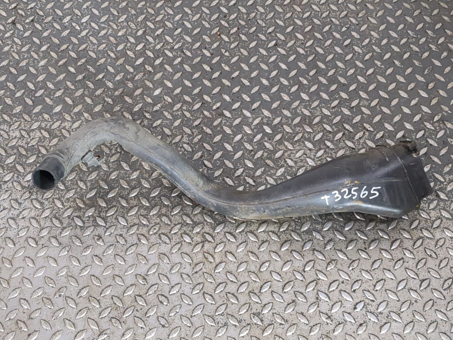 Горловина топливного бака