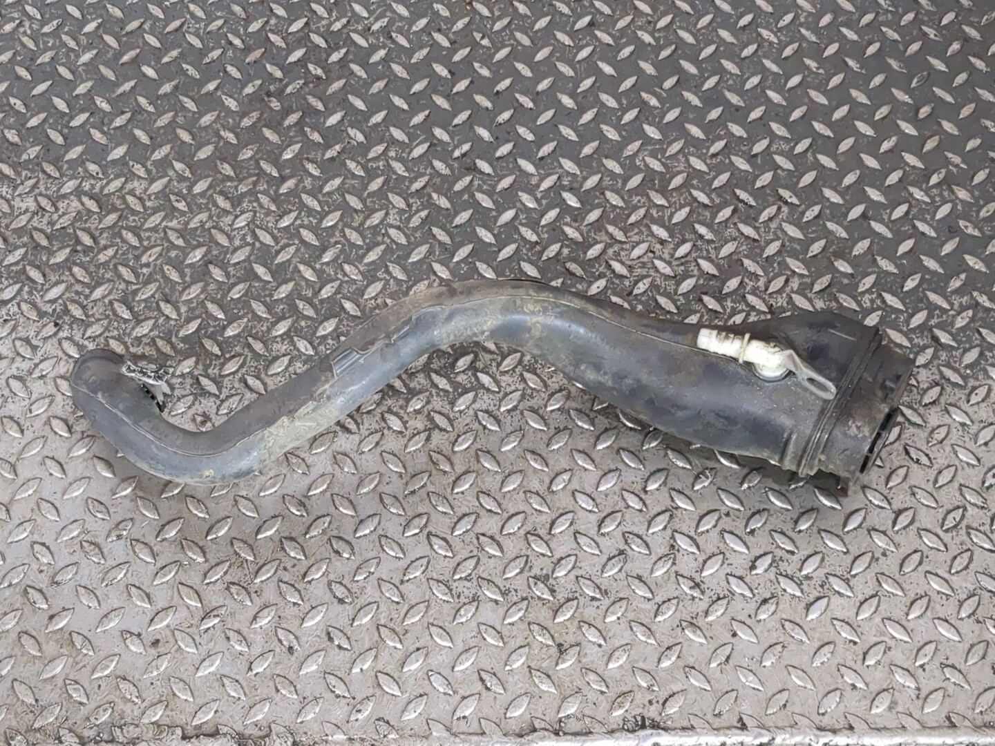 Горловина топливного бака