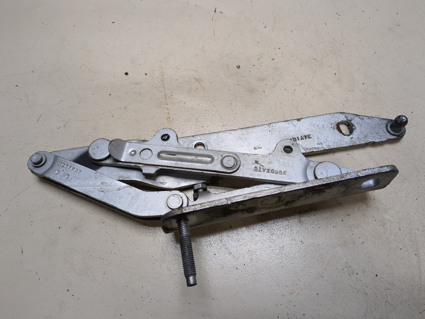 Петля капота левая