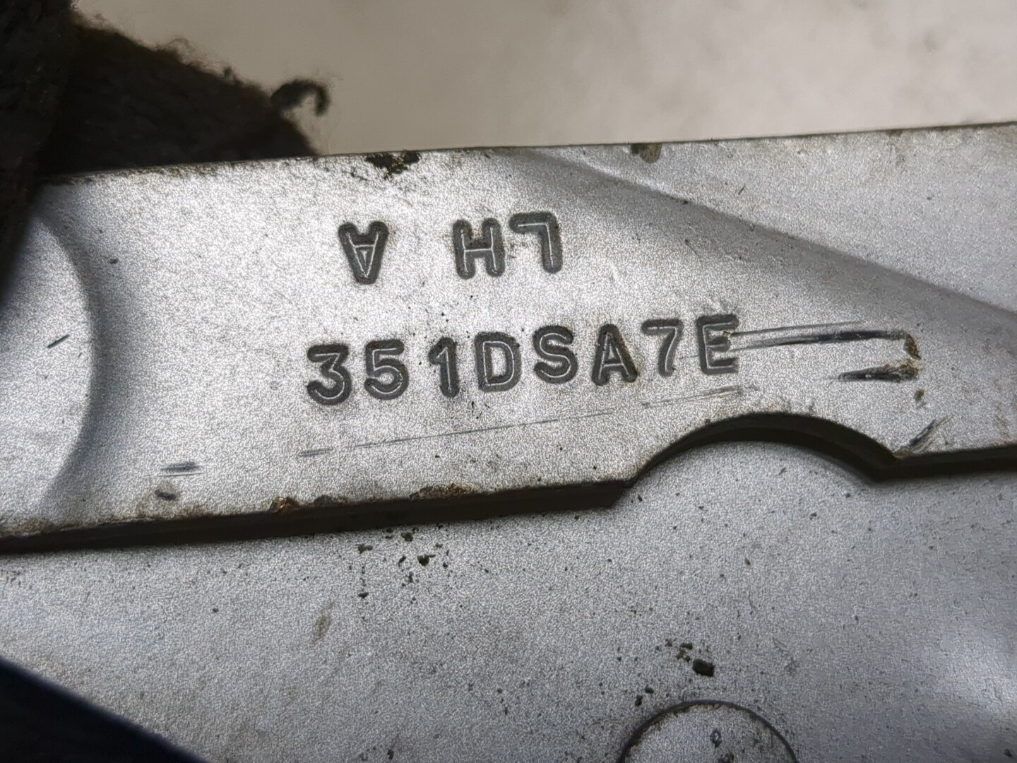 Петля капота левая