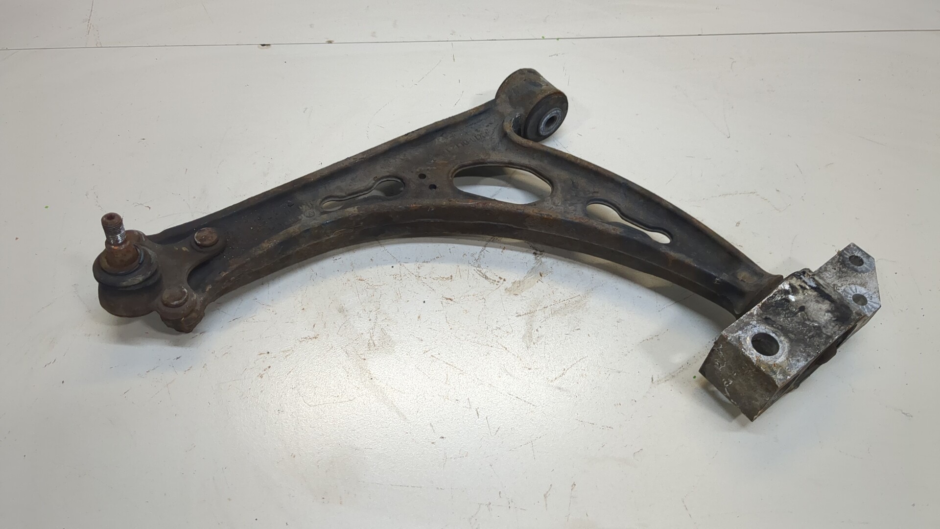 Рычаг передний левый