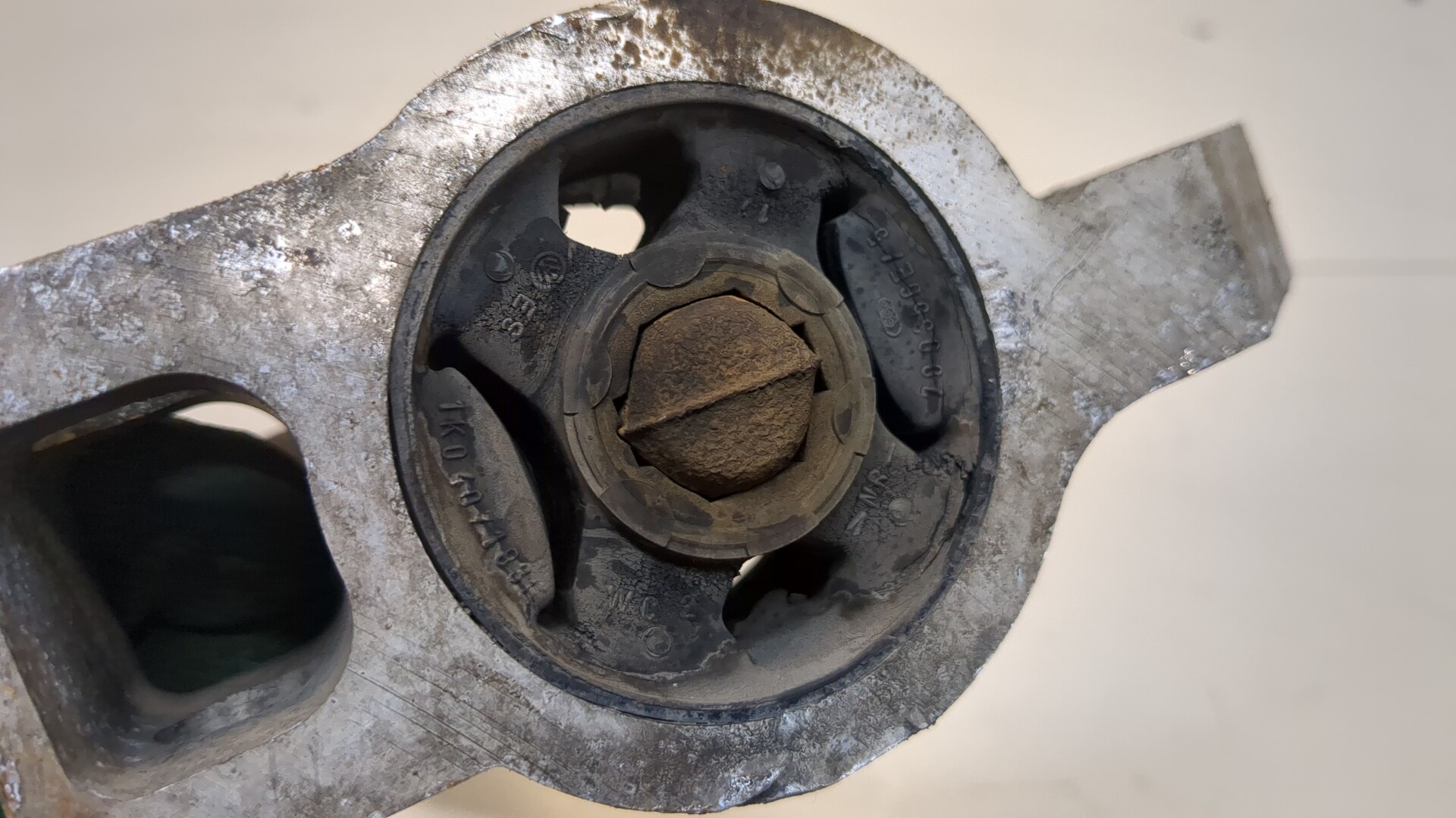 Рычаг передний левый