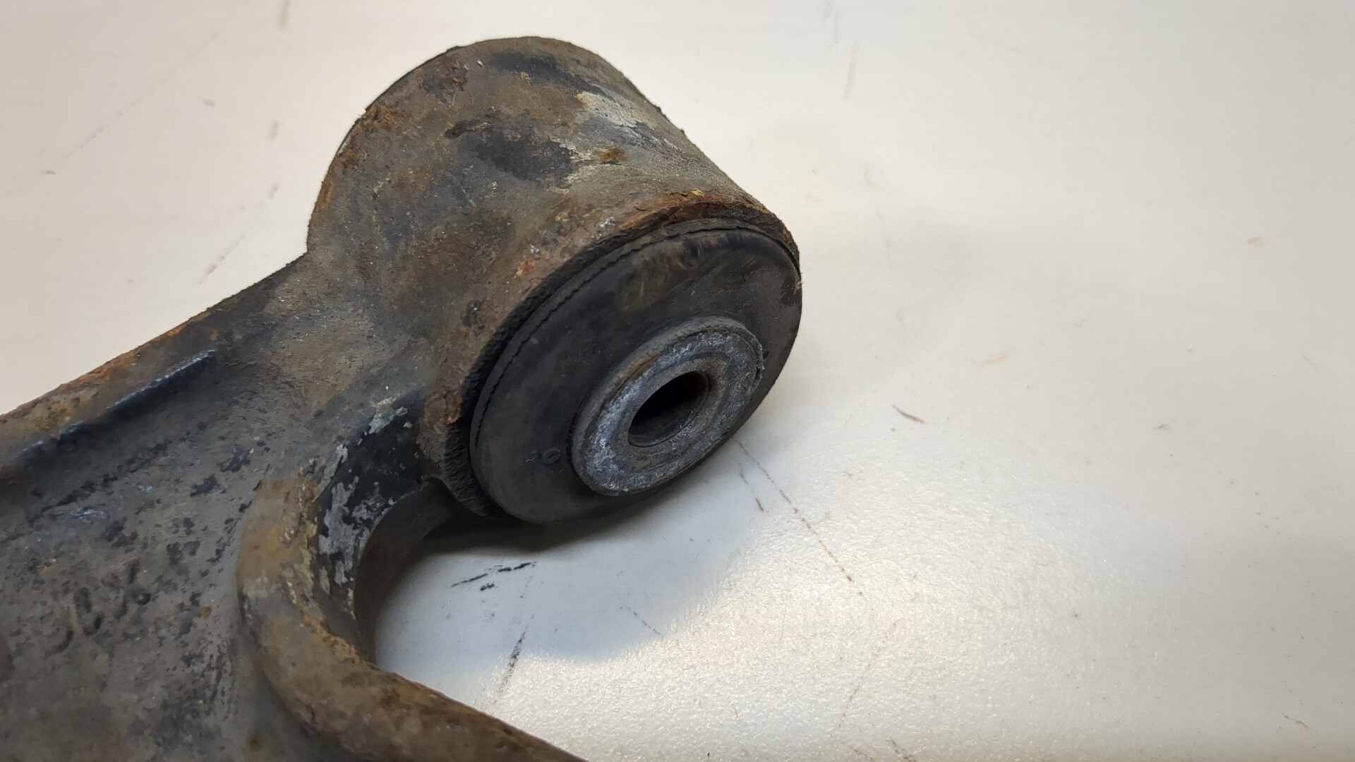 Рычаг передний левый