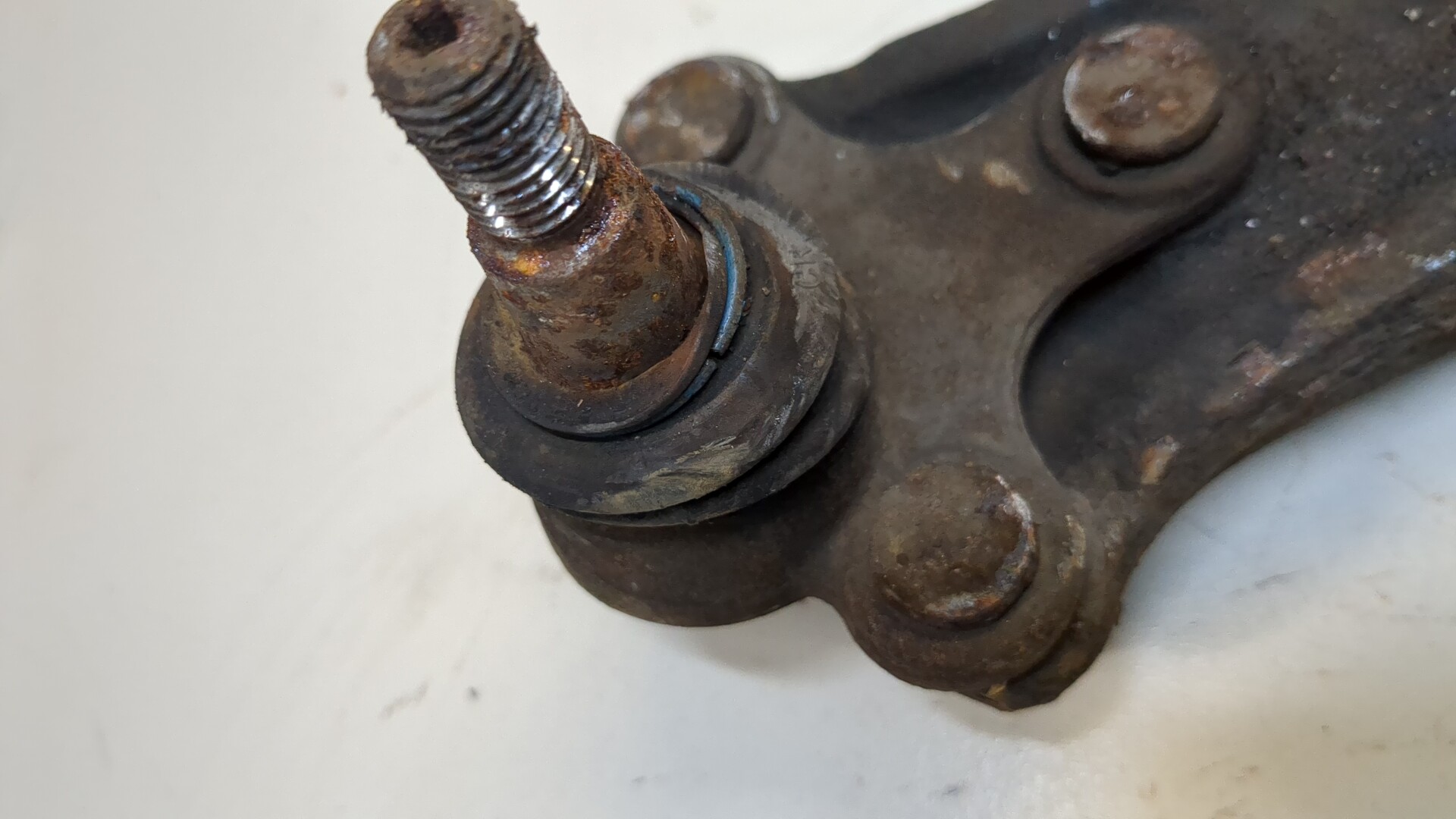 Рычаг передний левый