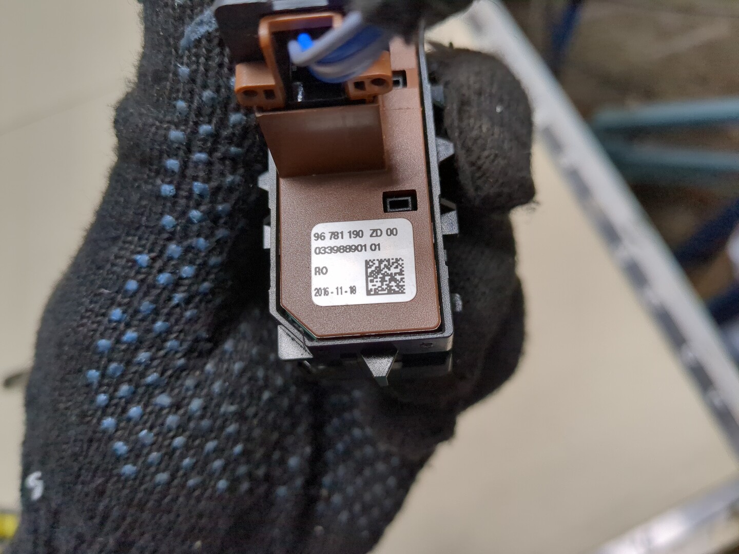 Кнопка регулировки сидения