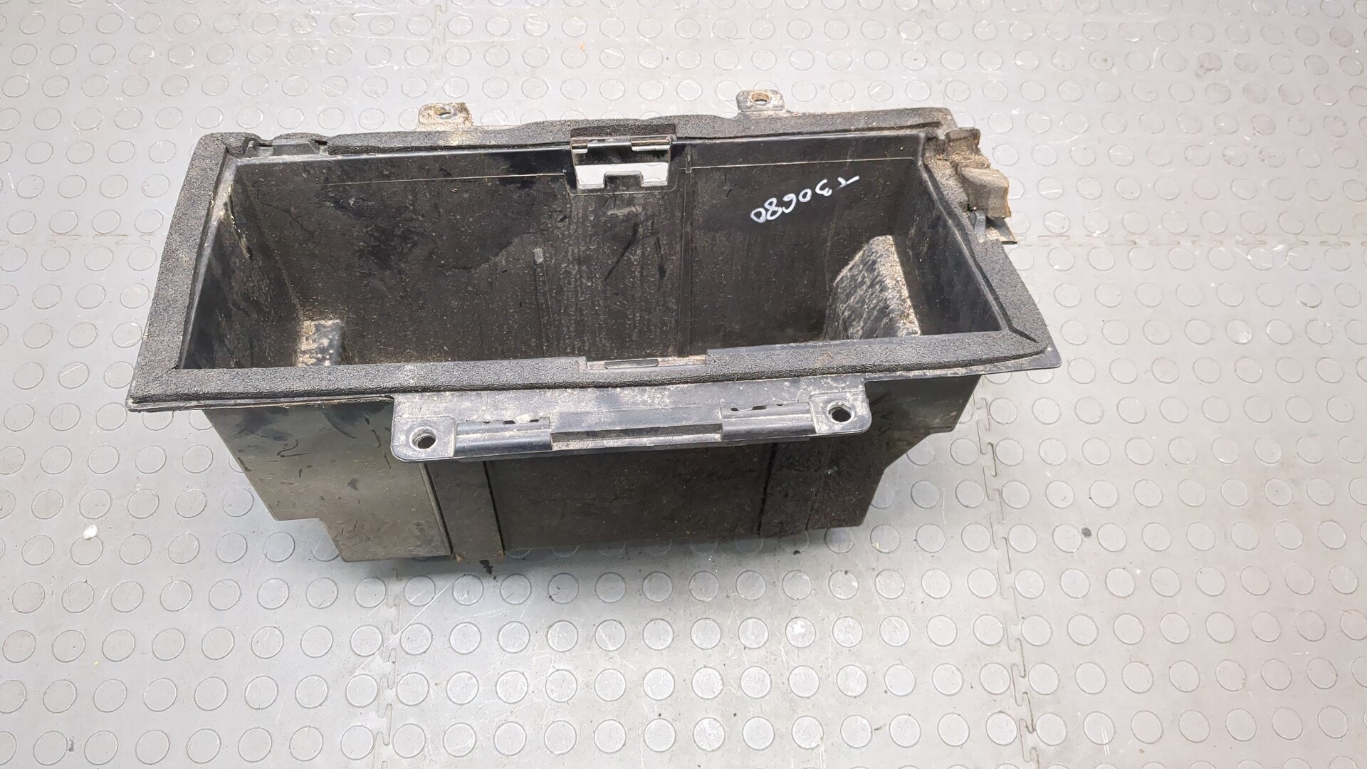 Площадка под аккумулятор (АКБ)