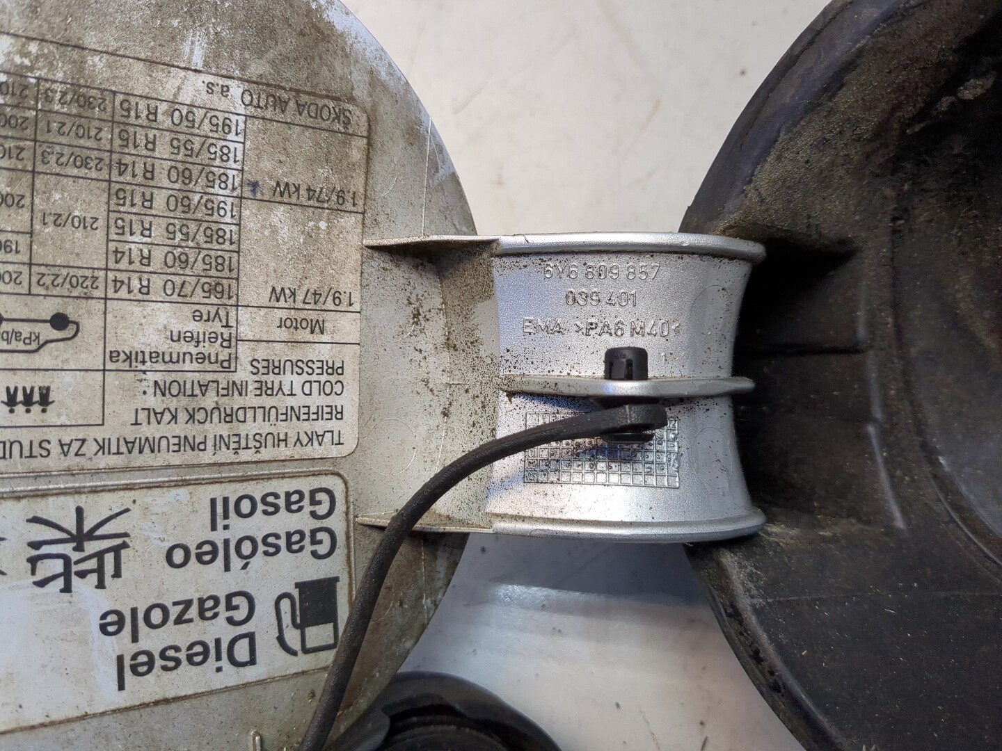 Лючок бензобака