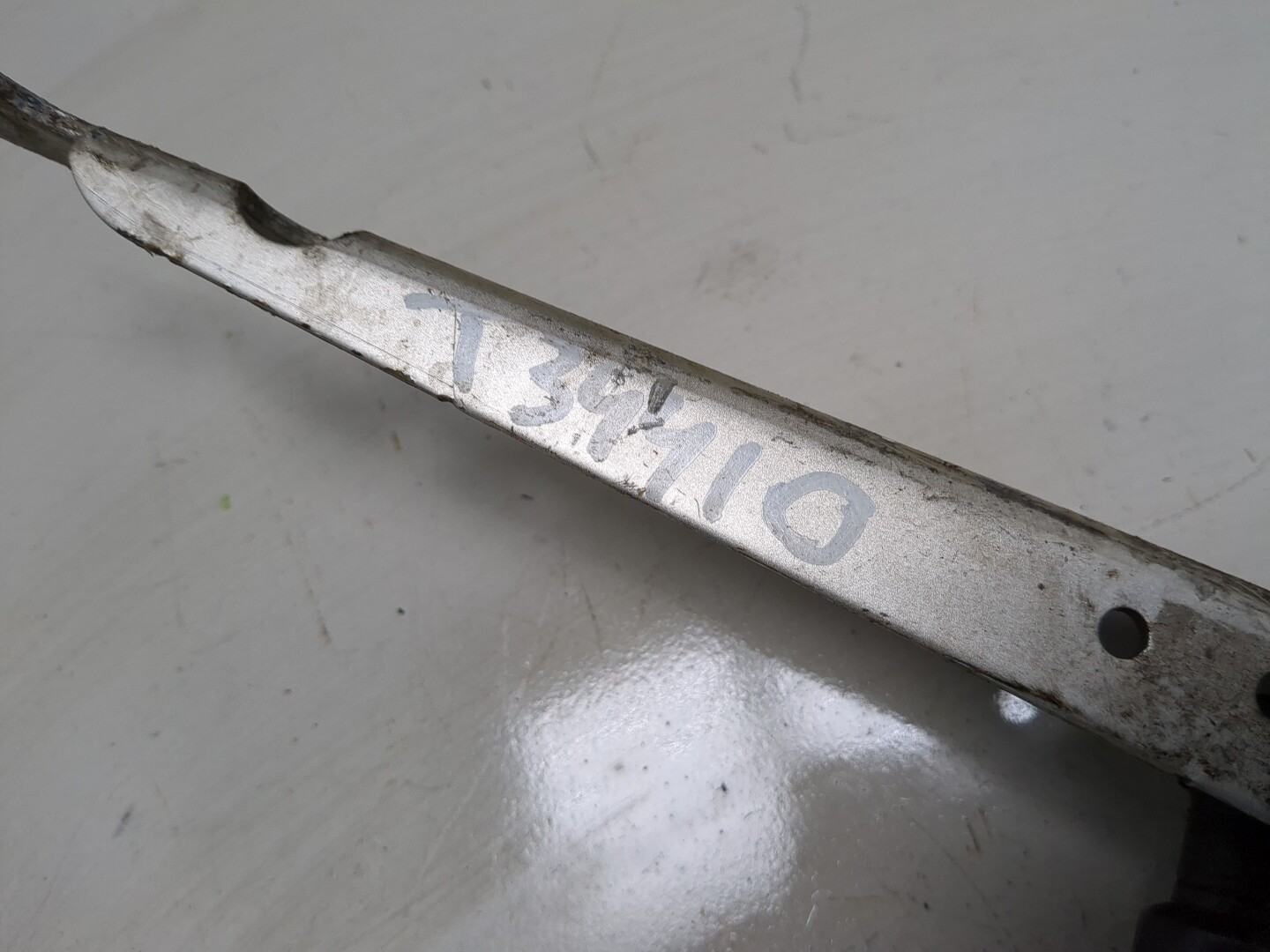 Петля капота левая