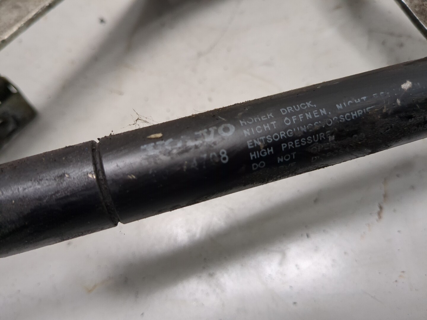 Петля капота левая