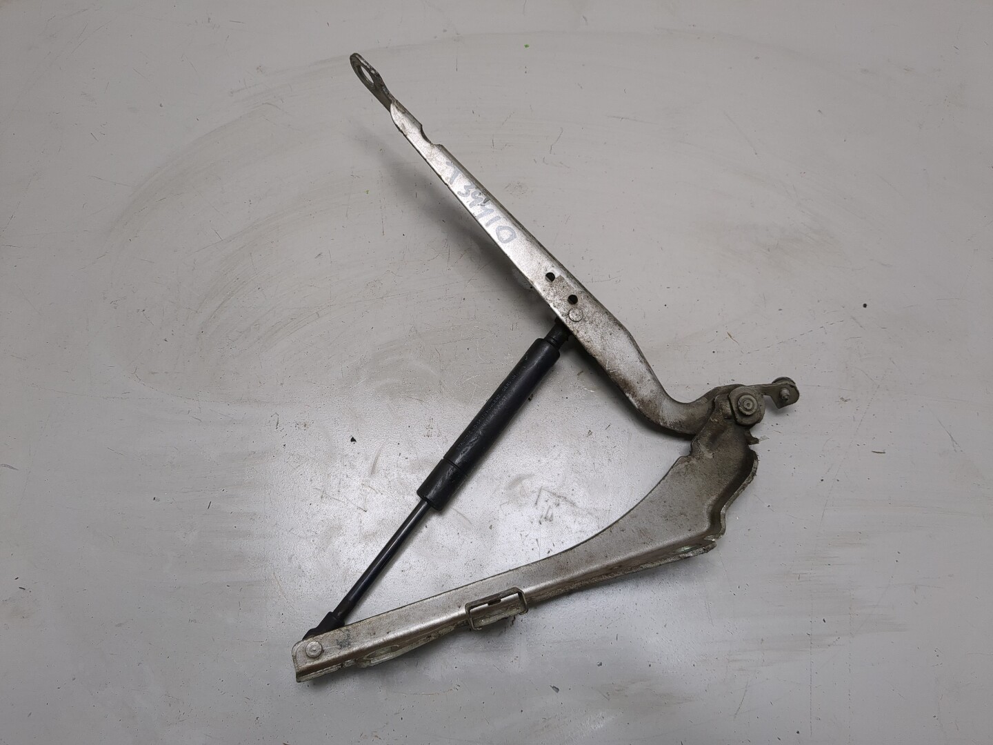 Петля капота левая