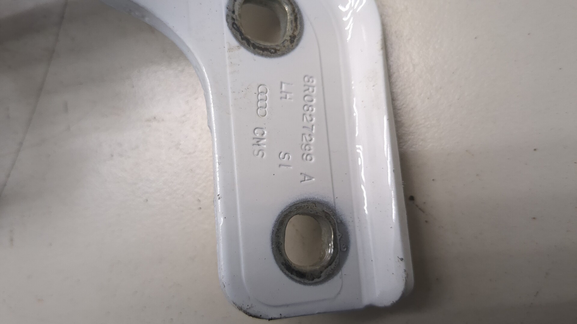 Петля крышки багажника