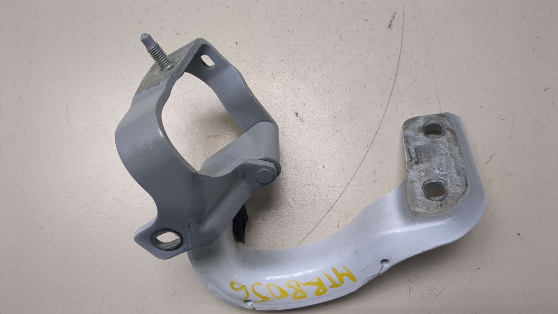 Петля крышки багажника