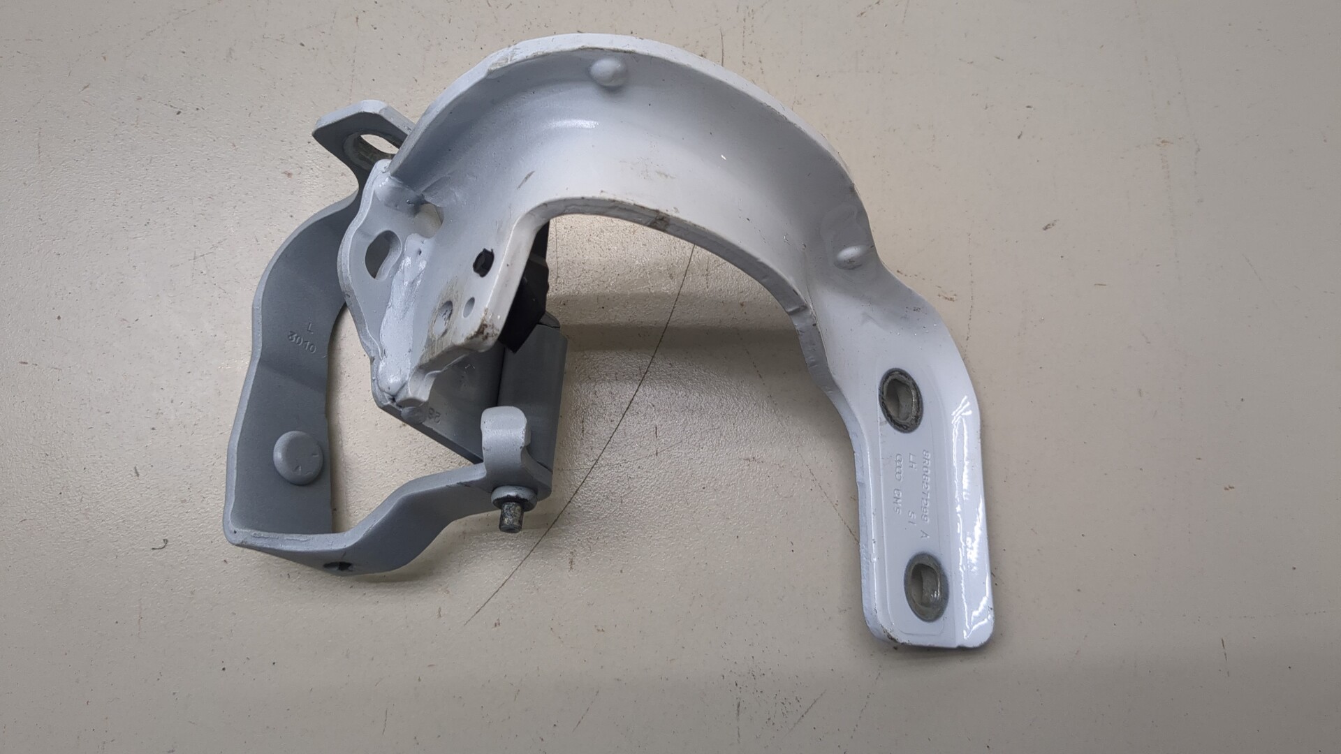 Петля крышки багажника