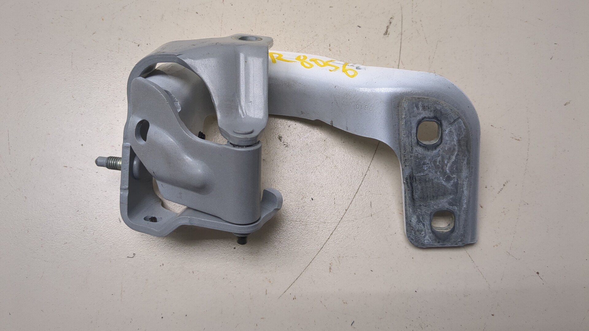 Петля крышки багажника