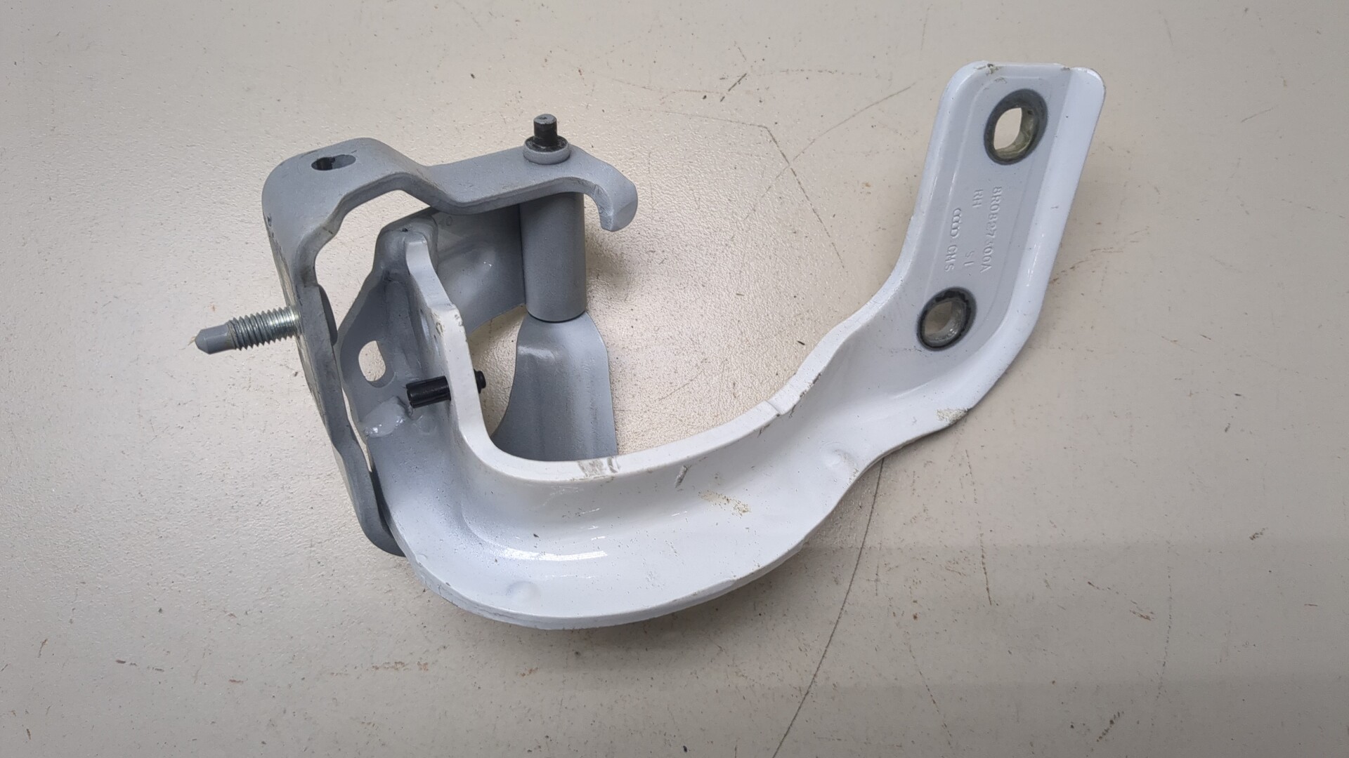 Петля крышки багажника