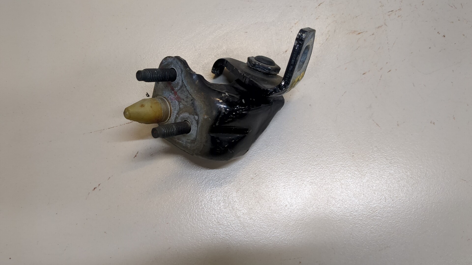 Петля двери