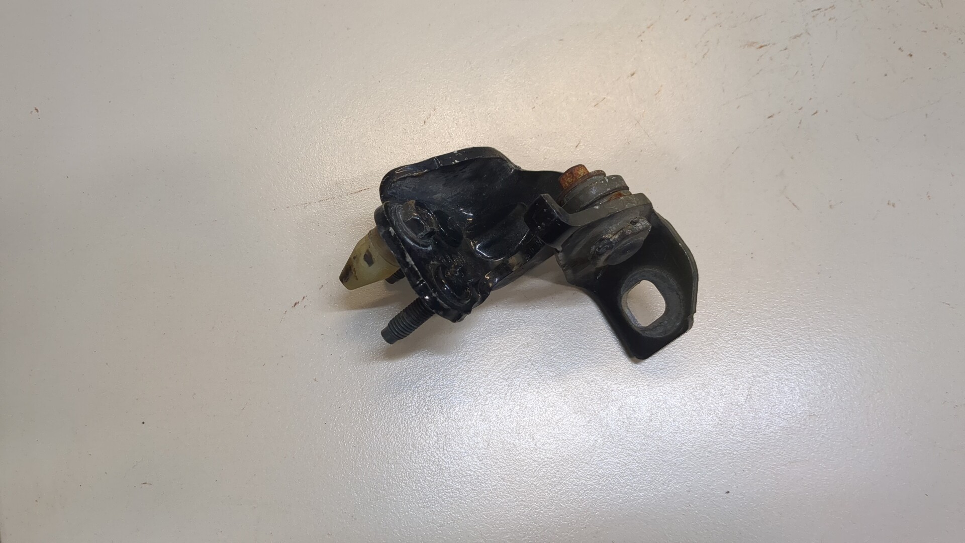 Петля двери