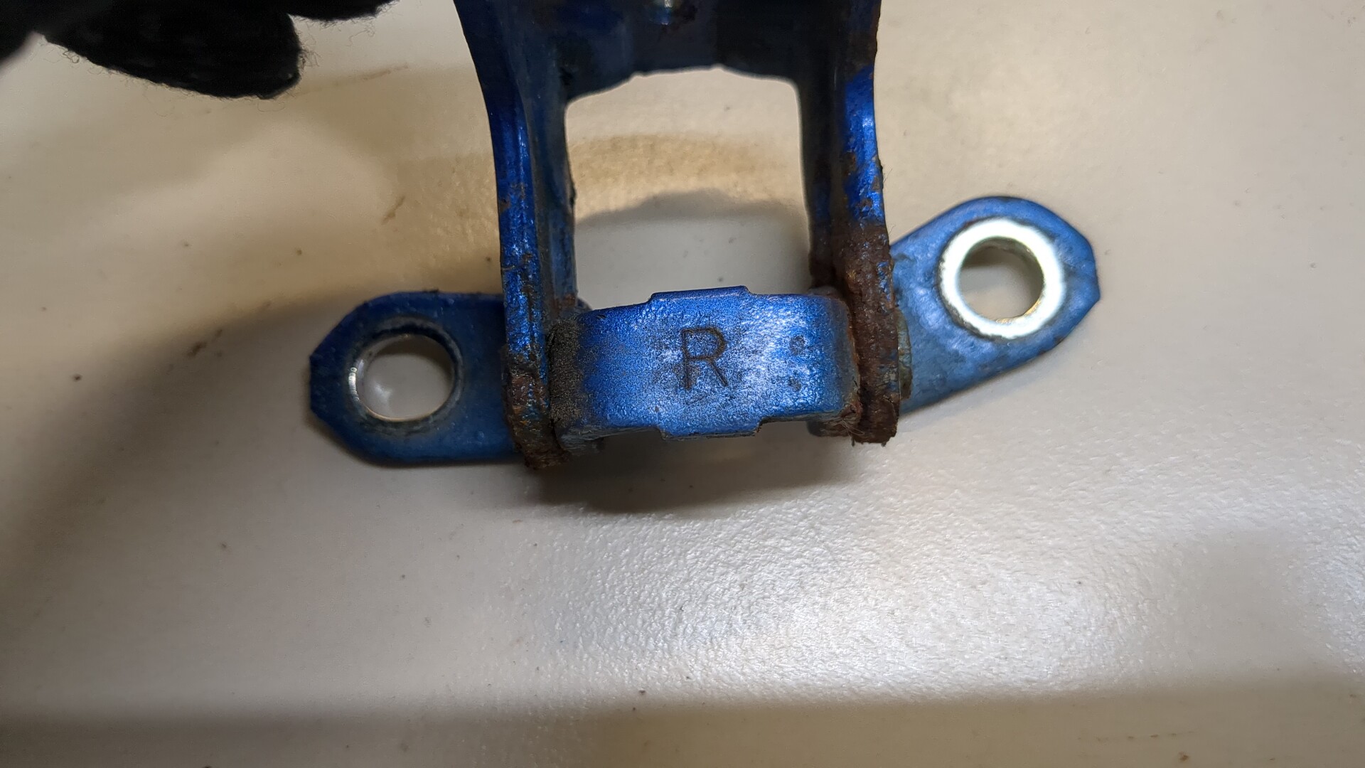 Петля двери