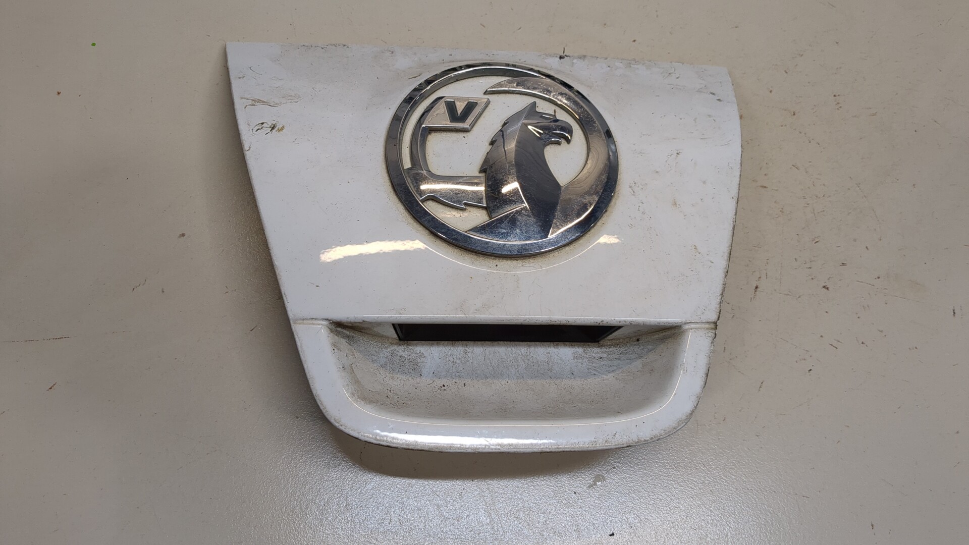 Кнопка открывания багажника