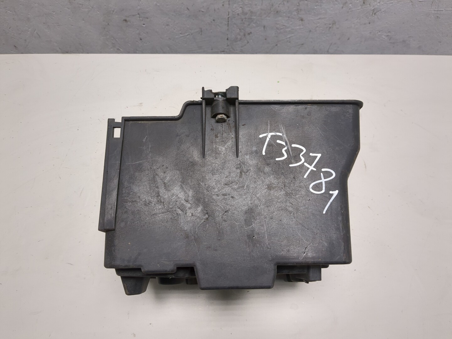 Площадка под аккумулятор (АКБ)